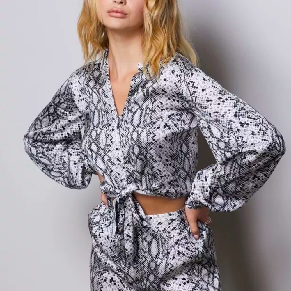 NWT Good American Snake-Print Cropped Top Tie-Front Long Sleeve Blouse SZ
3XL/ 6